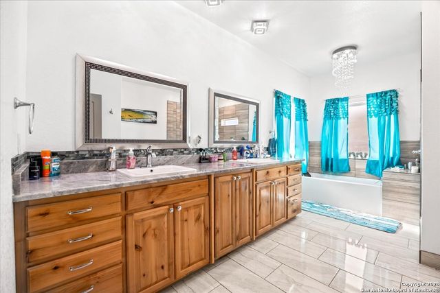 6653 Fm 539, Floresville, TX 78114