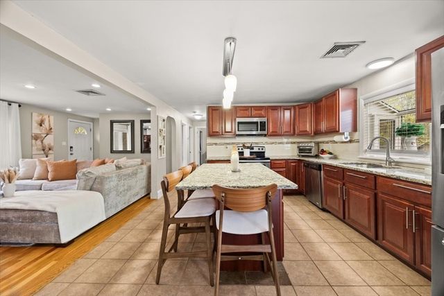 198 Highland St, Taunton, MA 02780