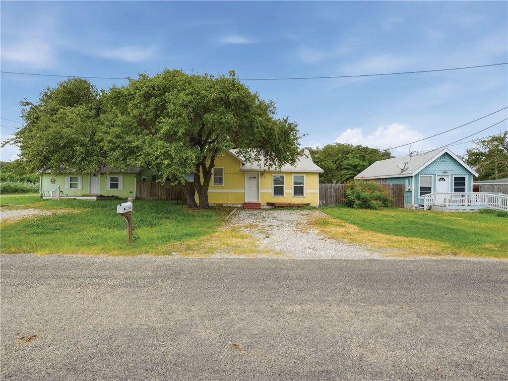 402 E Nopal St, Rockport, TX 78382 — exterior