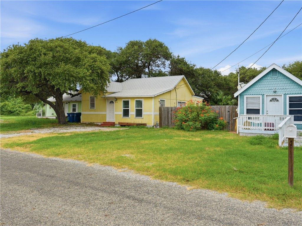 402 E Nopal St, Rockport, TX 78382 — photo 2