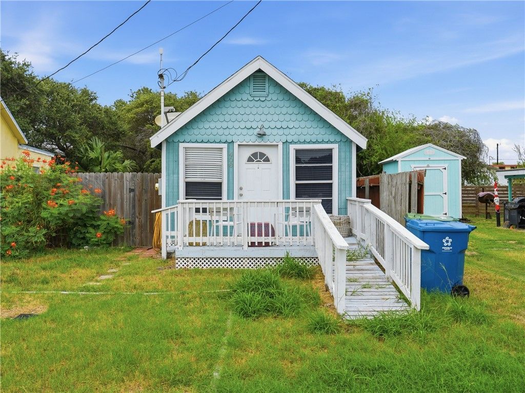 402 E Nopal St, Rockport, TX 78382 — photo 3