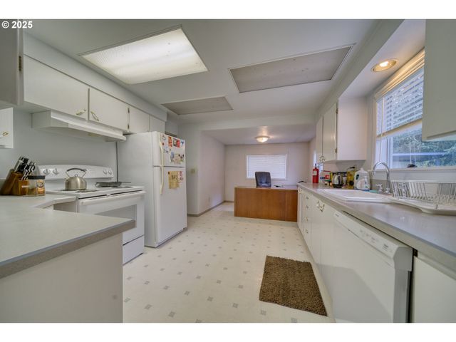 27001 Nw SAINT HELENS Rd, Scappoose, OR 97056