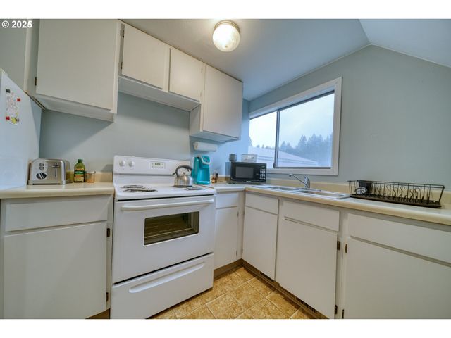 27001 Nw SAINT HELENS Rd, Scappoose, OR 97056