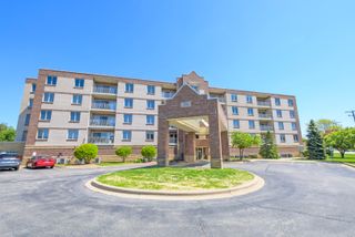 201 W Brush Hill Road 305, Elmhurst, IL 60126