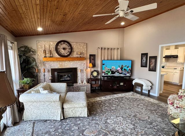 408 S Shore Dr, Horseshoe Bend, AR 72512