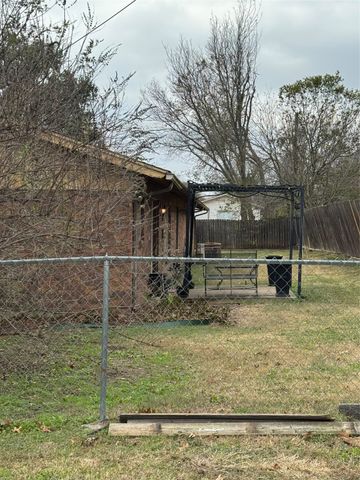 505 Williams Street, Grandview, TX 76050