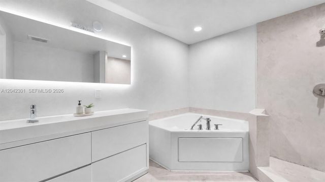3029 NE 188th Street 822, Aventura, FL 33180
