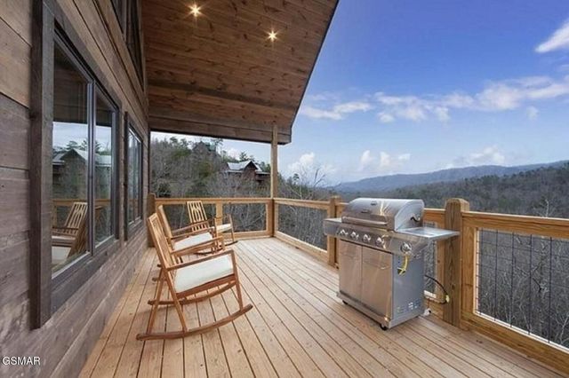 1563 Mountain Dreams Way, Sevierville, TN 37862