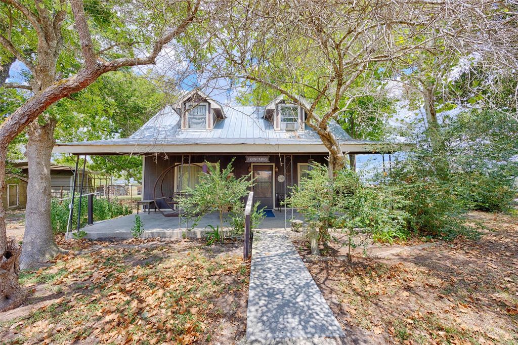 4422 Maeker RD, Flatonia, TX 78941