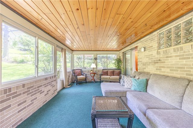 5122 Leroy Dr, Hampton, PA 15044