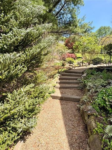 5122 Leroy Dr, Hampton, PA 15044