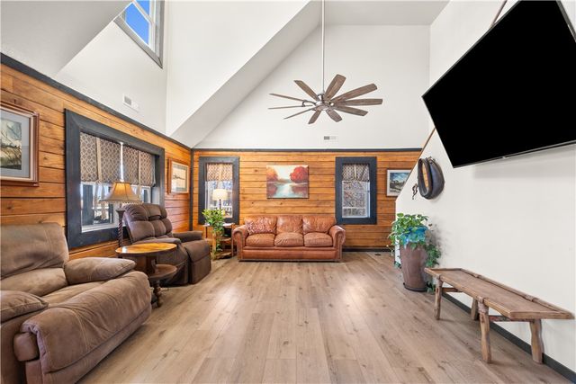 17233 N White Oak Ridge Road, Pea Ridge, AR 72751