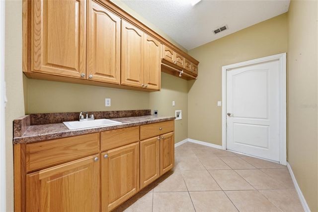 81 TWIN LAKE CIR, Umatilla, FL 32784