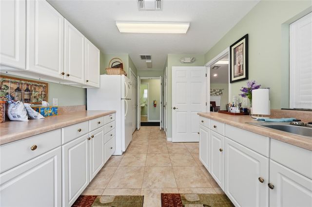 81 TWIN LAKE CIR, Umatilla, FL 32784