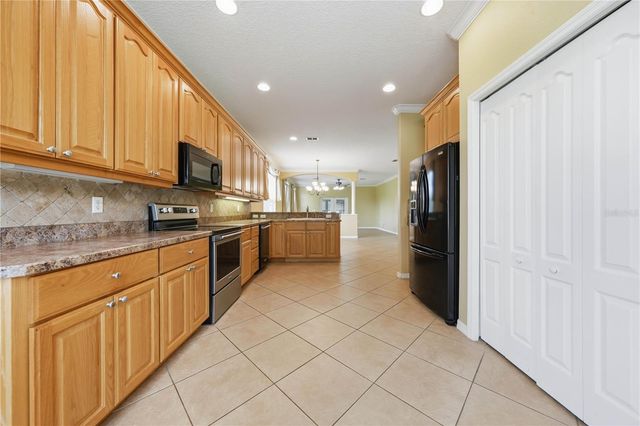 81 TWIN LAKE CIR, Umatilla, FL 32784