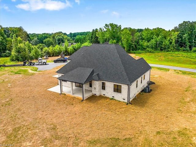5084 Southern Pines Drive, Kernersville, NC 27284