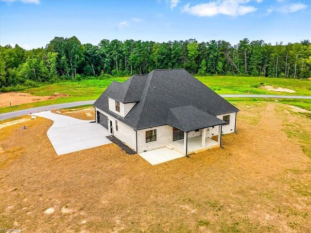 5084 Southern Pines Drive, Kernersville, NC 27284
