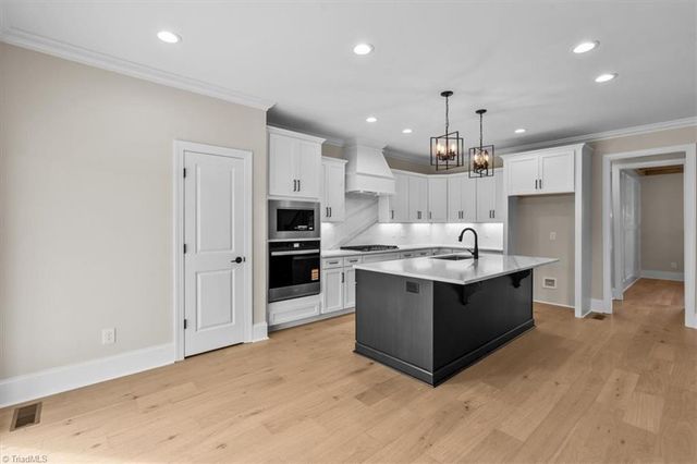5084 Southern Pines Drive, Kernersville, NC 27284