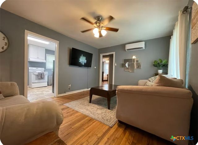 284 Perryman Street, New Braunfels, TX 78130