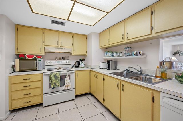 285 107TH AVENUE 306, Treasure Island, FL 33706