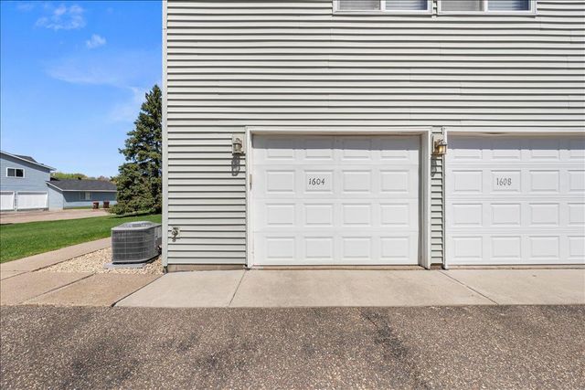 1604 Helmo Avenue N, Oakdale, MN 55128