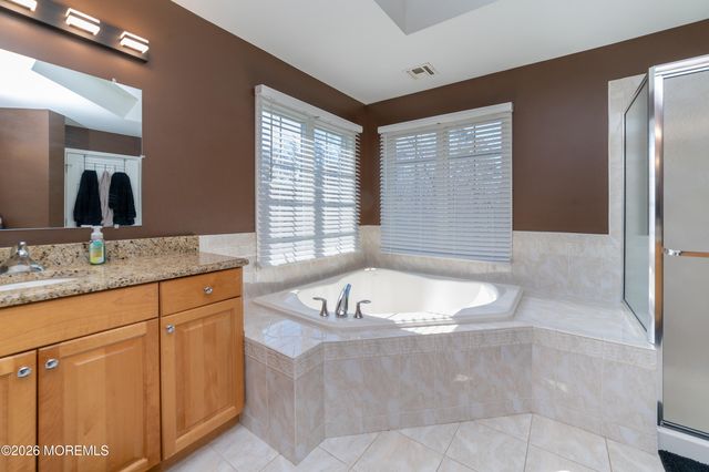 19 Lakeside Drive, Jackson, NJ 08527