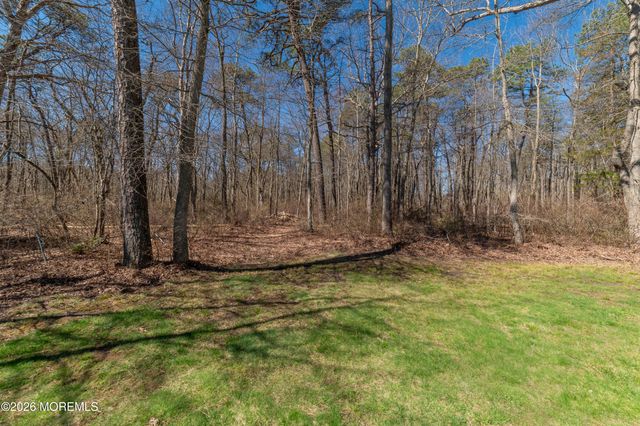 19 Lakeside Drive, Jackson, NJ 08527