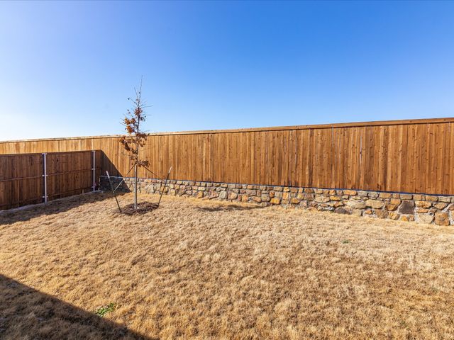 643 Medinah Road, Red Oak, TX 75154