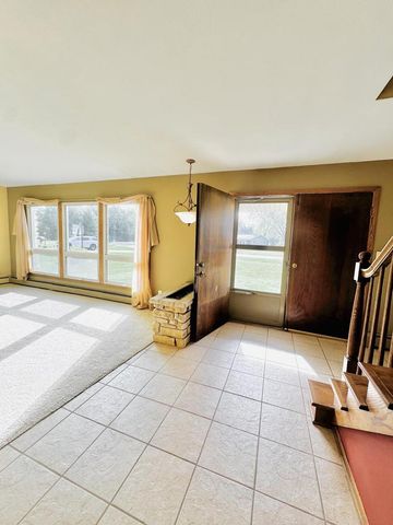 W360N7532 Thomas DRIVE, Oconomowoc, WI 53066
