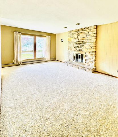 W360N7532 Thomas DRIVE, Oconomowoc, WI 53066