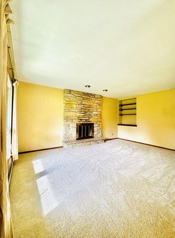 W360N7532 Thomas DRIVE, Oconomowoc, WI 53066