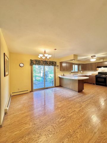 W360N7532 Thomas DRIVE, Oconomowoc, WI 53066