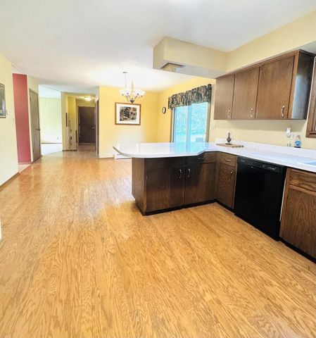 W360N7532 Thomas DRIVE, Oconomowoc, WI 53066
