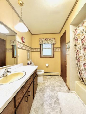 W360N7532 Thomas DRIVE, Oconomowoc, WI 53066