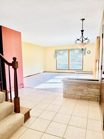 W360N7532 Thomas DRIVE, Oconomowoc, WI 53066