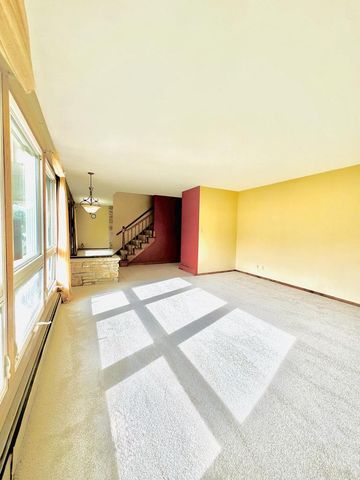 W360N7532 Thomas DRIVE, Oconomowoc, WI 53066