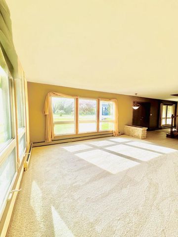 W360N7532 Thomas DRIVE, Oconomowoc, WI 53066