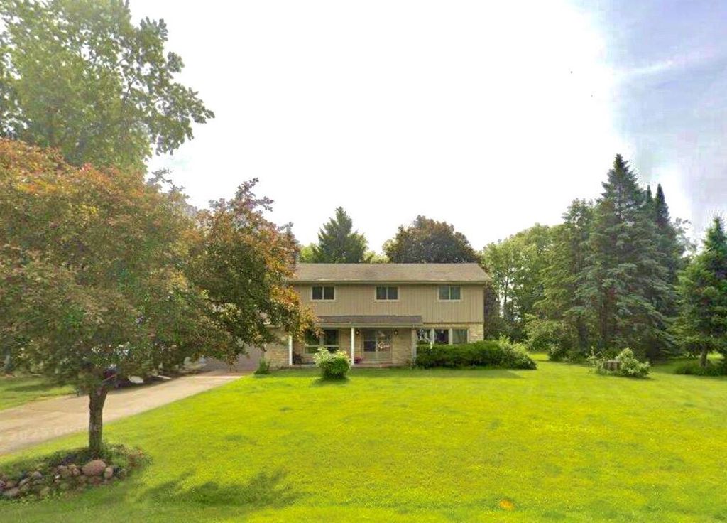 W360N7532 Thomas DRIVE, Oconomowoc, WI 53066