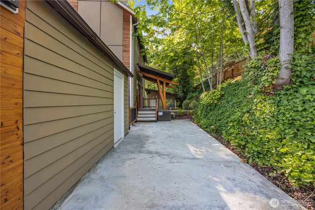 21216 Des Moines Memorial Dr, Des Moines, WA 98198