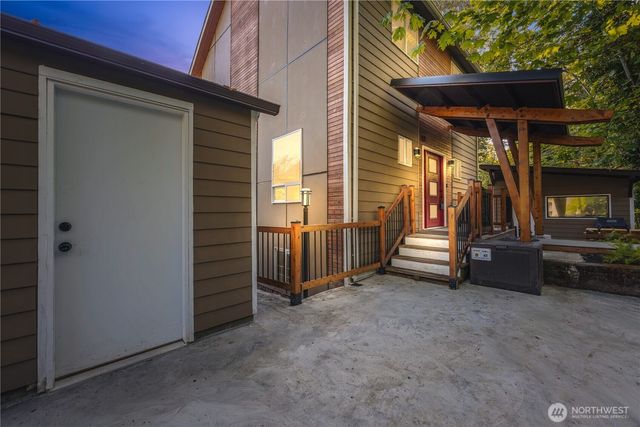 21216 Des Moines Memorial Dr, Des Moines, WA 98198