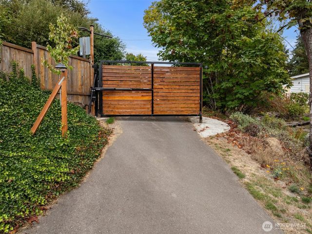 21216 Des Moines Memorial Dr, Des Moines, WA 98198