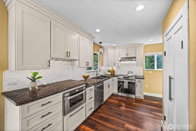 21216 Des Moines Memorial Dr, Des Moines, WA 98198