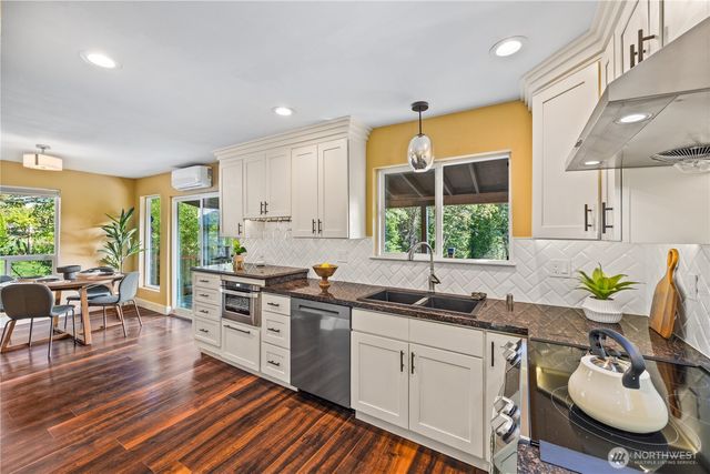 21216 Des Moines Memorial Dr, Des Moines, WA 98198