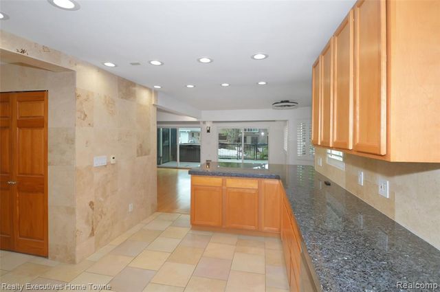 1400 Rossdale Drive, Waterford, MI 48328