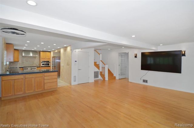 1400 Rossdale Drive, Waterford, MI 48328
