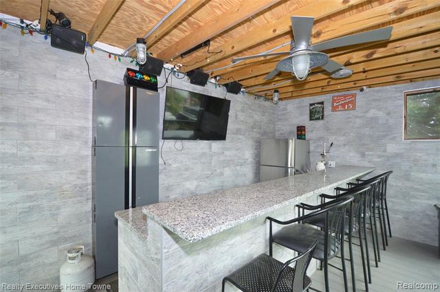 1400 Rossdale Drive, Waterford, MI 48328