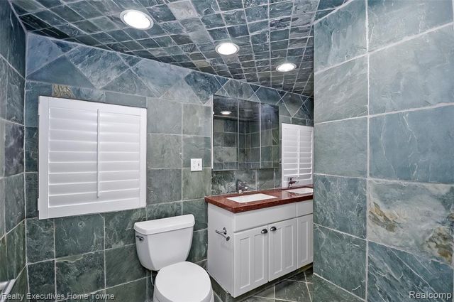 1400 Rossdale Drive, Waterford, MI 48328