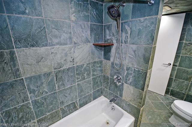 1400 Rossdale Drive, Waterford, MI 48328