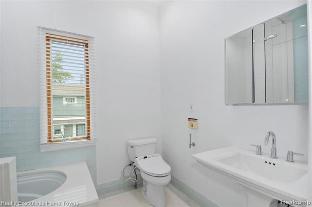 1400 Rossdale Drive, Waterford, MI 48328