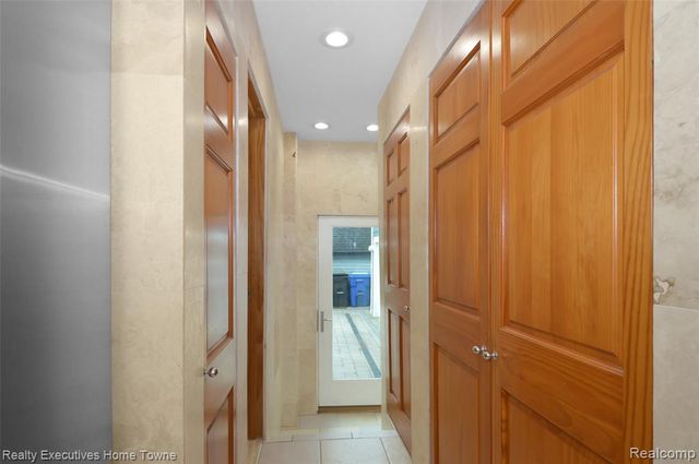 1400 Rossdale Drive, Waterford, MI 48328